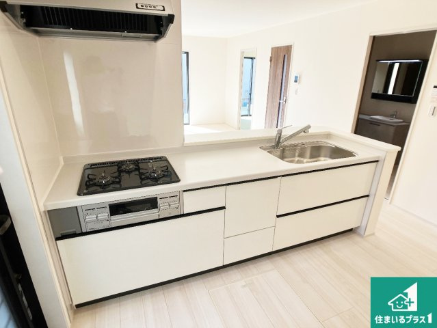 加古川市東神吉町西井ノ口　第6期　新築一戸建てのキッチン|リビングと統一感があり、使い勝手のいいキッチン。広々としているので、二人並んで作業が出来ちゃいます。お子様と一緒に色々なお料理に挑戦できるスペースがあります。