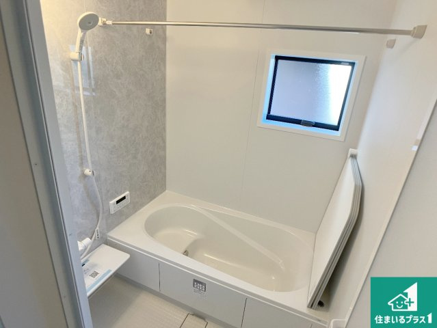 加古川市東神吉町西井ノ口　第6期　新築一戸建ての浴室|足をゆったり伸ばして寛げる浴槽です。窓が設けられていますので差し込む光が明るく穏やかな雰囲気にしてくれます♪浴室乾燥機も設置しているので、雨の日の洗濯物も安心です♪