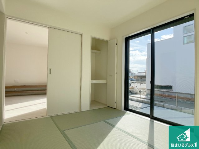 加古川市東神吉町西井ノ口　第6期　新築一戸建ての和室|一室あると便利な和室は客間としてだけでなく、小さなお子様のプレイルームや食後のくつろぎスペースとしてもご利用いただけます。収納もついていますので大活躍間違いなし！