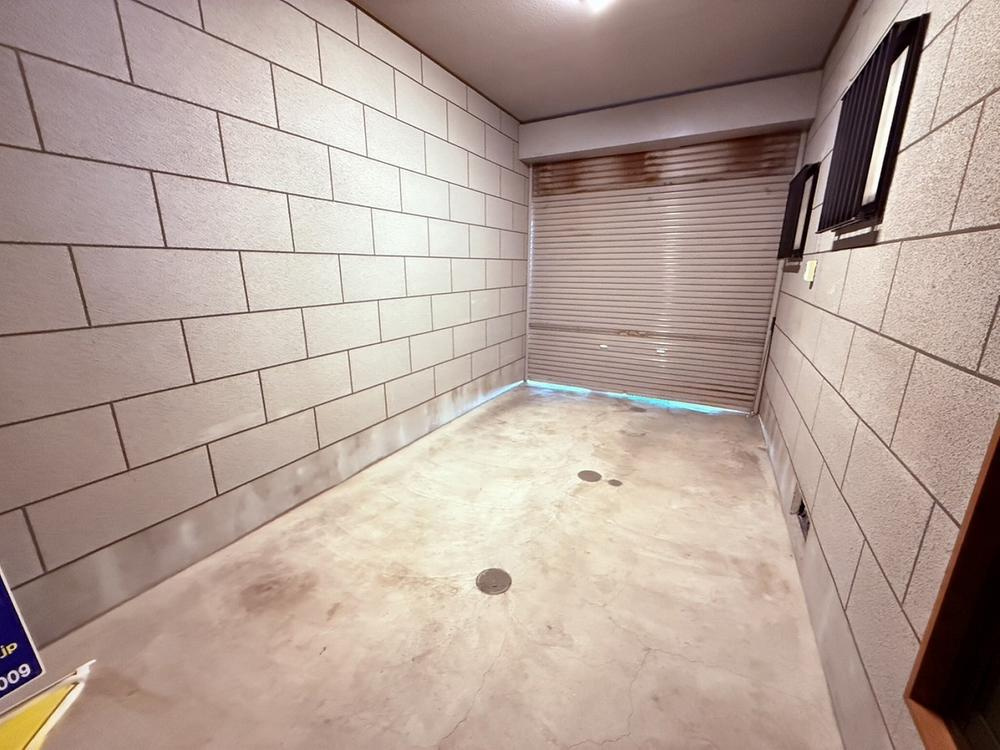 藤田町１丁目　中古一戸建ての駐車場|シャッター付きガレージ
■物件内覧・資金計画相談・住宅ローン相談、リフォーム相談、お問合せ受付中■
※当日・翌日のご内覧、ご相談はお電話でのお問合せがスムーズです！