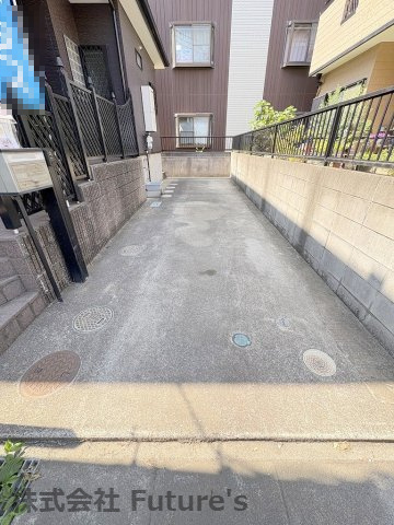 三郷市早稲田6丁目　中古戸建の駐車場|カースペース縦列2台可能（車種による）