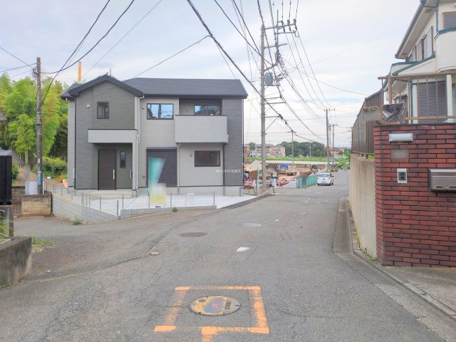 富士見市渡戸１丁目の新築一戸建の前面道路含む現地写真