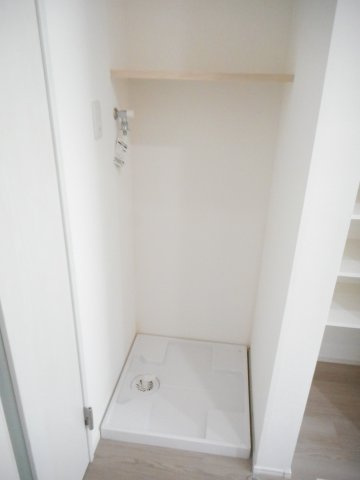 ラピードのその他|洗濯機置場の上には棚があり便利です