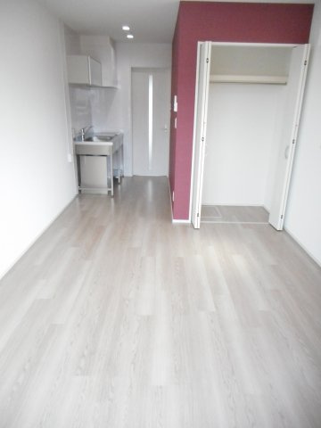 ラピードの居間・リビング|アクセントクロスが素敵な洋室です