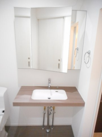 ラピードの独立洗面台|朝の支度にも助かる、独立の洗髪洗面化粧台