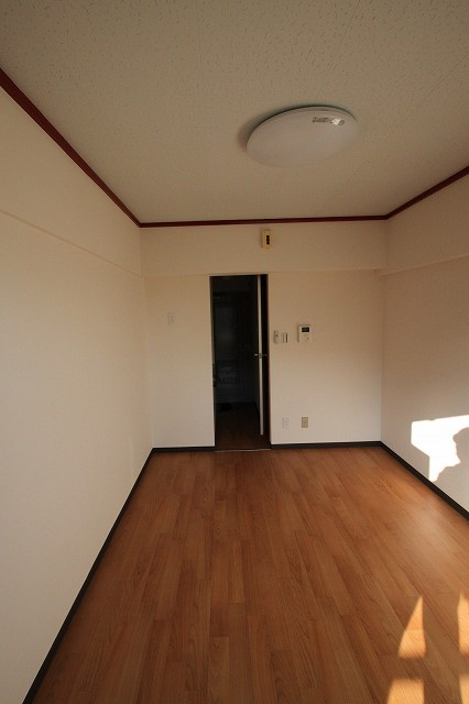 ラフォーレ菱屋西IIの居間・リビング