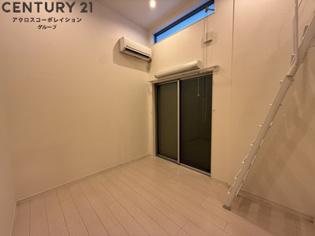 ロフト付きで広々と使用できる洋室