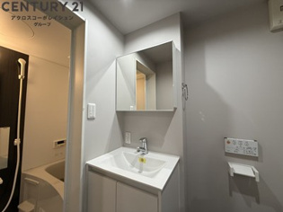 収納スペースありの独立洗面台です