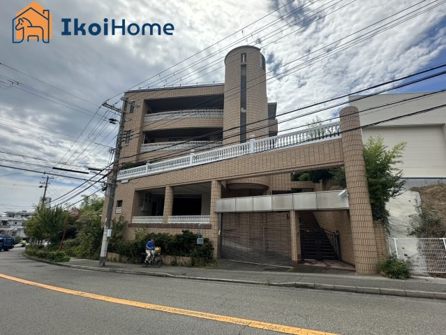 明石市東野町　中古戸建の前面道路含む現地写真|●資料・カタログのご請求無料●3階建て！共用部にエレベーターあり！駐車スペース6台ございます！