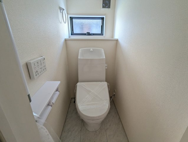 ひたちなか市稲田　10期のトイレ|窓がついており、いつでも快適な空間に！ゆっくりとお一人時間をお過ごしください
