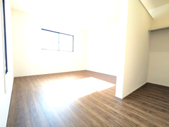 ひたちなか市稲田　10期の洋室|バルコニーに面したお部屋は照明を点ける時間が少なくて済むので省エネに繋がります。