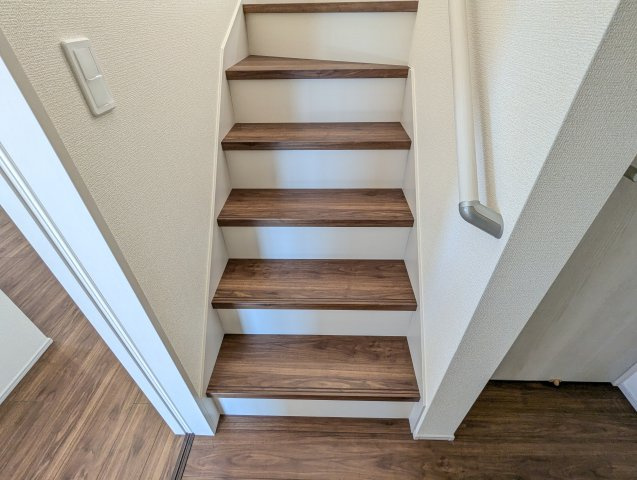 ひたちなか市稲田　10期の内装|階段は手すり付きで小さなお子様も安心です