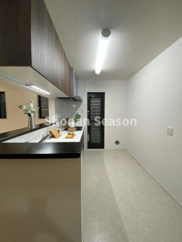 【キッチン】 | 勝手口は、重たい飲料水を運んだり、ゴミ捨てるときに役立ちます◎