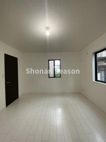 【洋室】 | 全居室2面採光で光を取り込みやすく、通風良好です♪