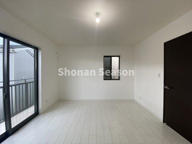 【洋室】 | 2階の寝室は広々「8帖以上」あるので快適に生活できますよ☆