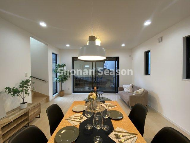 【ダイニング】 | 「リビング階段」の間取りで、コミュニケーションが弾みそうです◎ 
