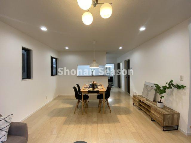 【居間・リビング】 | カウンターキッチンなのでリビングを見渡しながらお料理ができます♪ 