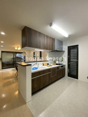 【キッチン】 | 収納豊富で、普段使用しない調理器具やお皿もたくさん保管できます♪