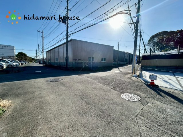 見沼区深作4期　新築戸建　リーブルガーデン01の前面道路含む現地写真