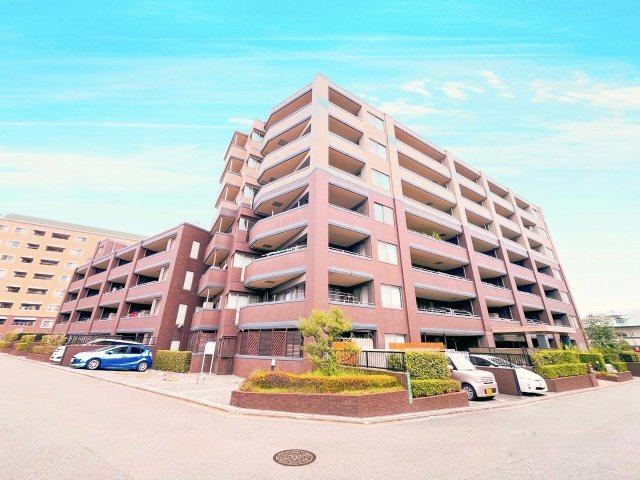 アクロス空港イーストステージの外観