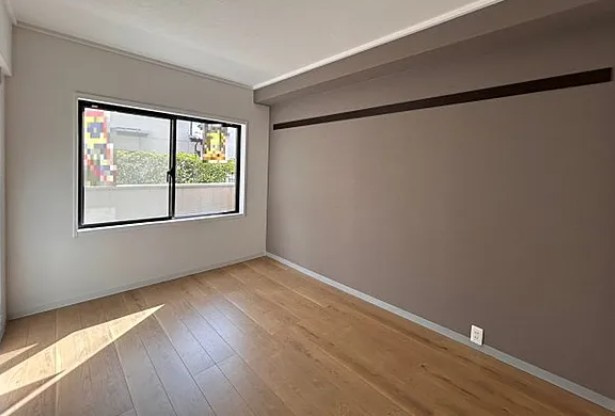 ラインズマンション南春日部の洋室|壁も床もぴかぴかの浴室です