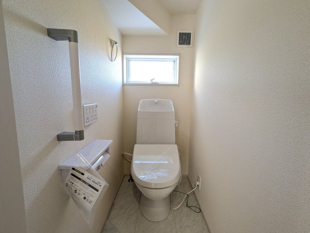 ひたちなか市稲田　10期のトイレ|窓がついており、いつでも快適な空間に！ゆっくりとお一人時間をお過ごしください