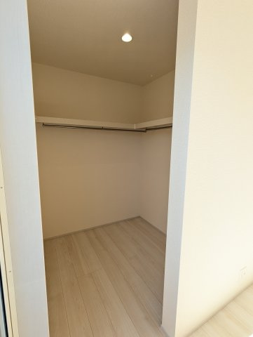 ひたちなか市稲田　10期の収納|ウォークインクローゼットには衣類だけでなく、趣味のグッズもたっぷり収納できます