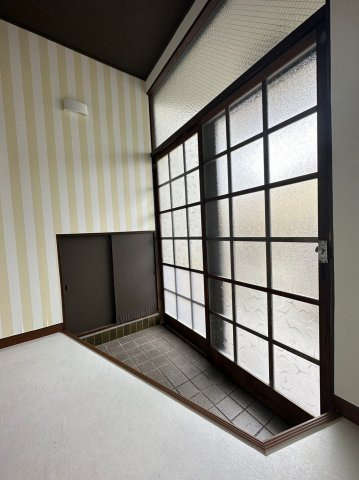五色山2丁目貸家の玄関