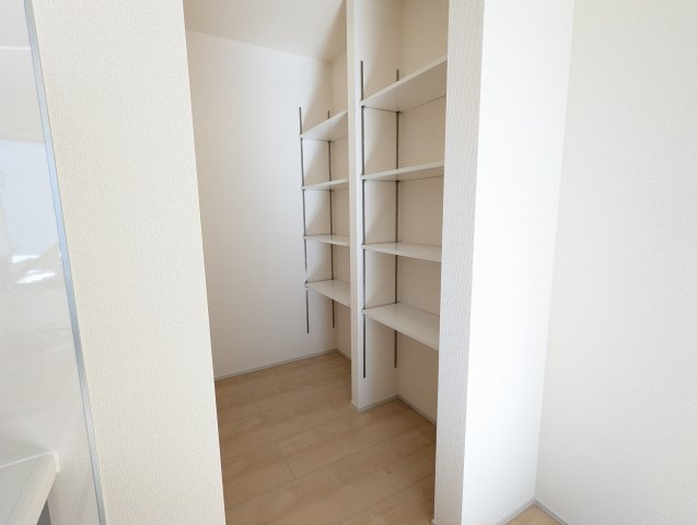 ひたちなか市稲田　10期の収納|キッチン横のパントリーには、備蓄品や非常食のストックなどすっきり収納していただけます