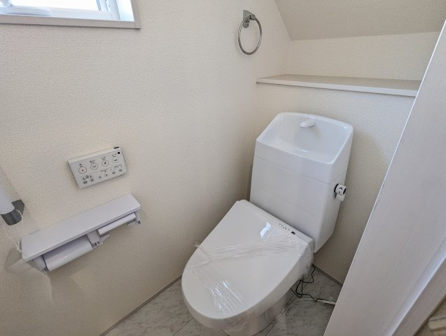 ひたちなか市稲田　10期のトイレ|窓がついており、いつでも快適な空間に！ゆっくりとお一人時間をお過ごしください