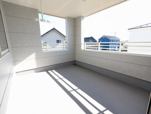 ひたちなか市稲田　10期のバルコニー|ルーフバルコニーで家族全員の洗濯物の干せちゃいます！屋根付きで急な雨でも安心！
