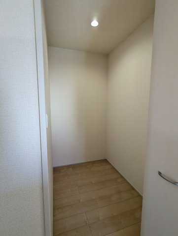 ひたちなか市稲田　10期の収納|ウォークインクローゼットには衣類だけでなく、趣味のグッズもたっぷり収納できます