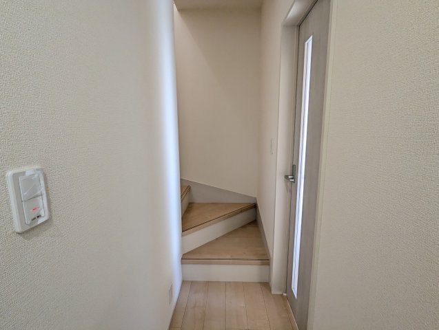 ひたちなか市稲田　10期の内装|階段は手すり付きで小さなお子様も安心です