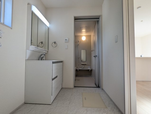 ひたちなか市稲田　10期の独立洗面台|広々脱衣スペース！毎朝おしゃれに忙しい女性の方にうれしいポイントです！