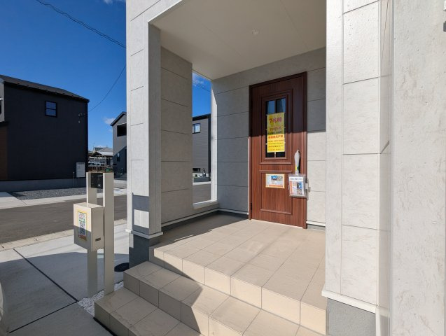 ひたちなか市稲田　10期の玄関|エントランスです。帰りたくなる家、住む幸せ、ご見学の際はお問合せ下さい。心よりお待ちしております～。