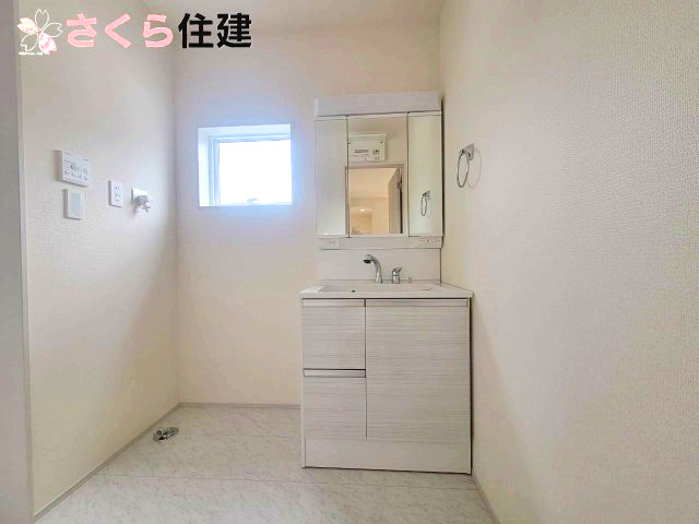 千渡第8期　7号棟の独立洗面台|三面鏡化粧台の裏側にもたっぷりの収納があります◎