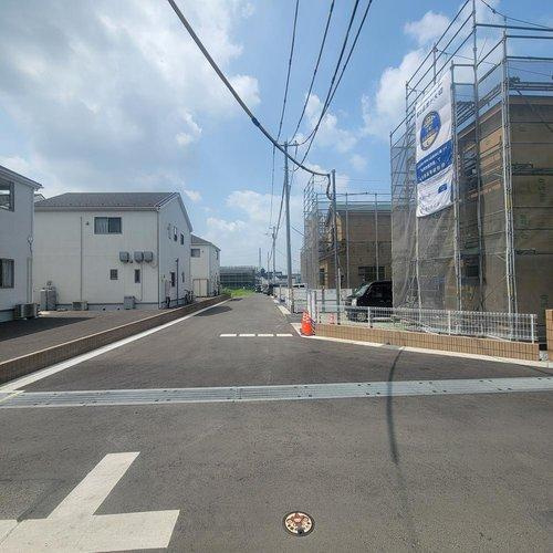 千渡第8期　7号棟の前面道路含む現地写真|1号棟の横にゴミ収集所あり◎