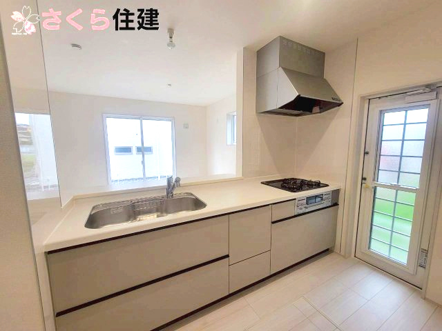 千渡第8期　7号棟のキッチン|対面式システムキッチン。浄水付き水栓、３口コンロなど充実の設備が揃っています◎