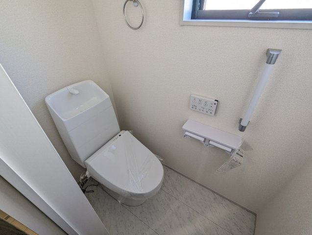 ひたちなか市稲田　10期のトイレ|窓がついており、いつでも快適な空間に！ゆっくりとお一人時間をお過ごしください