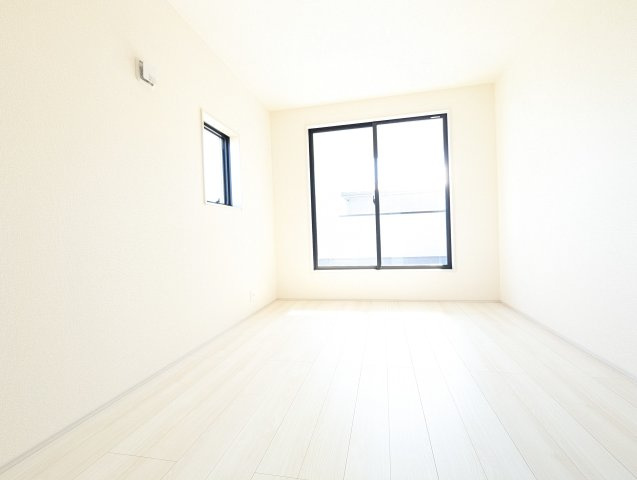 ひたちなか市稲田　10期の洋室|バルコニーに面したお部屋は照明を点ける時間が少なくて済むので省エネに繋がります。