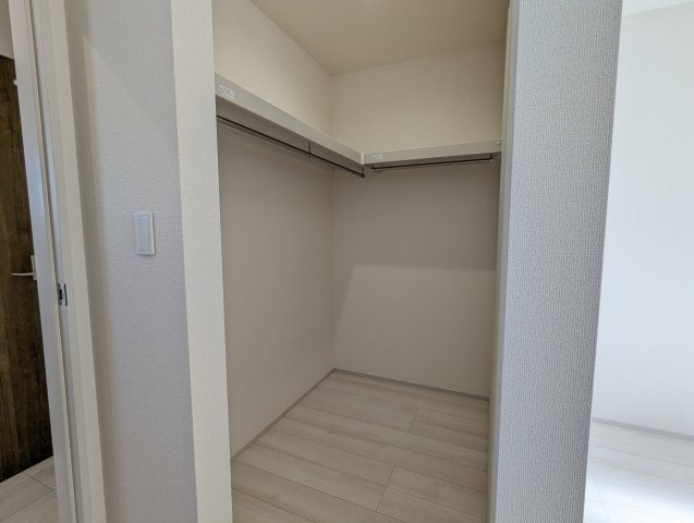 ひたちなか市稲田　10期の収納|ウォークインクローゼットには衣類だけでなく、趣味のグッズもたっぷり収納できます