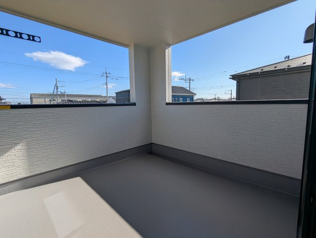ひたちなか市稲田　10期のバルコニー|ルーフバルコニーで家族全員の洗濯物の干せちゃいます！屋根付きで急な雨でも安心！