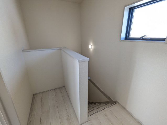 ひたちなか市稲田　10期の内装|窓付きの階段は明るく、手すり付きで小さなお子様でも安心です