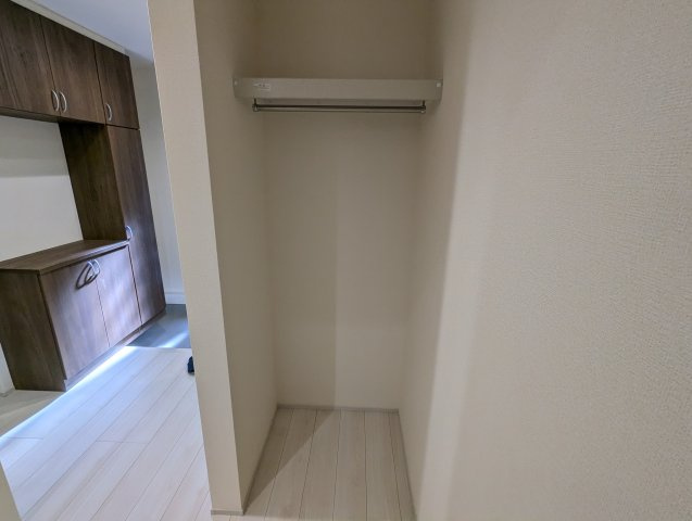 ひたちなか市稲田　10期の収納|玄関近くの収納には、上着掛けなどにぴったりなパイプハンガー付き！