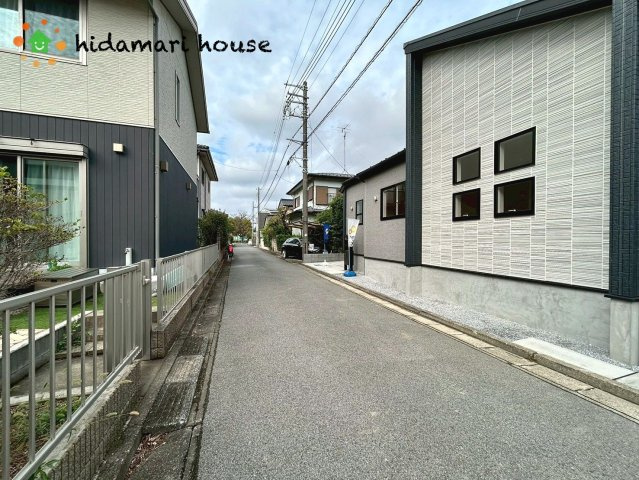 蓮田市西新宿5丁目　新築平屋戸建　ブルーミング01の前面道路含む現地写真