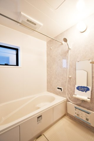 さいたま市岩槻区南辻第3　1号棟の浴室|白基調の明るい雰囲気の浴室です。浴室乾燥機もついておりますので、日曜日の夜に出される体操着や給食着、雨の日のお洗濯も困りません！暖房機能もついているので、寒い日のお風呂も気持ち良くは入れますね。