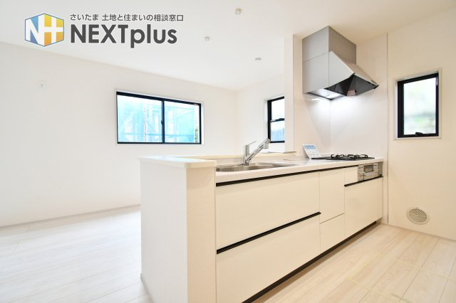 さいたま市岩槻区南辻第3　1号棟のキッチン|キッチンにも小窓がついている為、手元を照らしてくれます！戸建ならではの嬉しいPOINT。収納が2段ありますので、細かく分類して収納できます！調理スペースも広くお料理が捗りそうですね◎