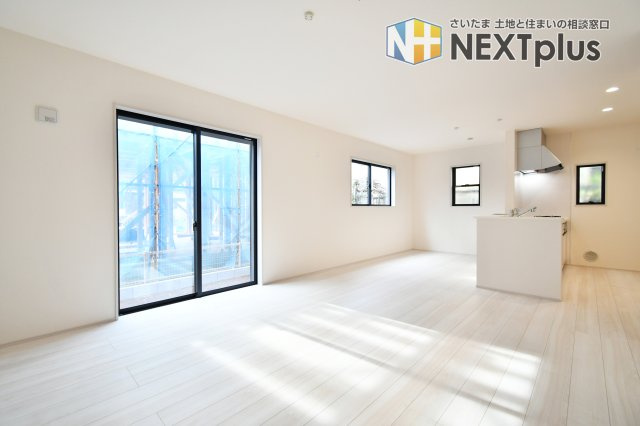 さいたま市岩槻区南辻第3　1号棟の居間・リビング|LDK18.0帖：リビングは窓が多く部屋の隅々まで陽が射し込みます！暖かくこもった空気は上にたまりやすいので、小窓を開け換気する事で、快適なお部屋の空気を維持する事ができます。