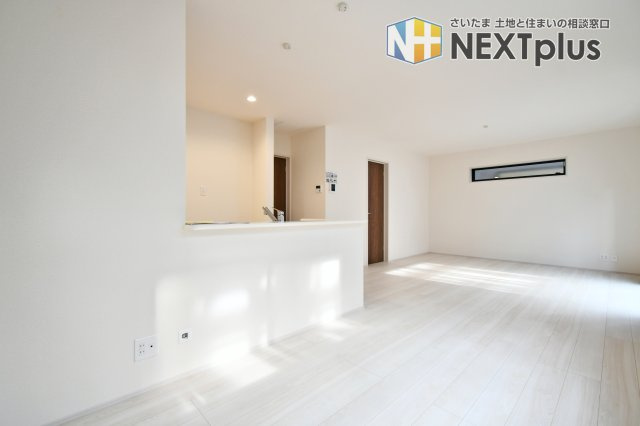 さいたま市岩槻区南辻第3　1号棟の居間・リビング|LDK18.0帖：ダイニングテーブルはもちろん、ソファーやテレビを置いても余裕があります！家族全員でくつろいだり、親族や友人を招いてホームパーティーをしても楽しそうですね！