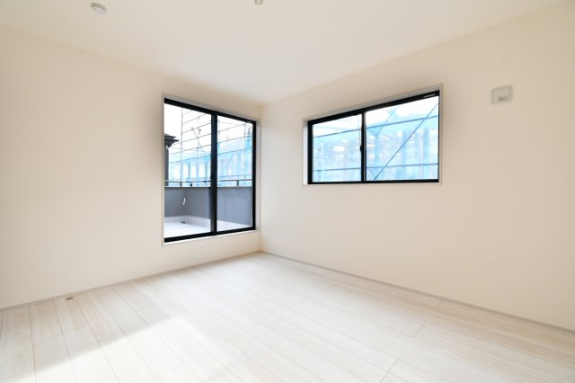 さいたま市岩槻区南辻第3　1号棟の洋室|洋室①7.0帖：南西と北西の二面採光ですので、通風良好です！バルコニーに出る事もできます！キングベッドやサイドテーブルも置く事ができる広さですので、主寝室におすすめです！